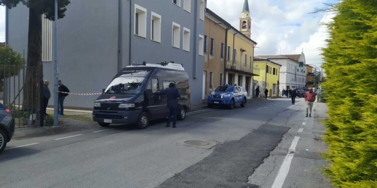 Dopo averlo accoltellato assassino gli aveva preso lo smartphone