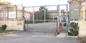 Botte dopo un furto davanti al Centro di accoglienza