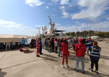 La nave dell'ong ha condotto in Calabria 46 persone