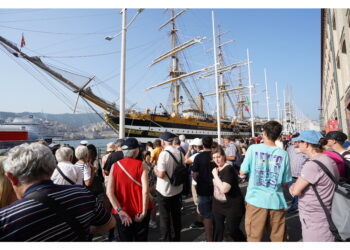 Lunghe file e turisti incuriositi per il veliero della Marina