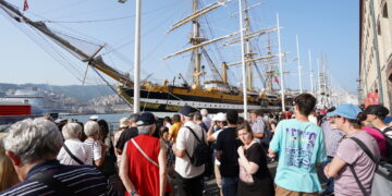 Lunghe file e turisti incuriositi per il veliero della Marina
