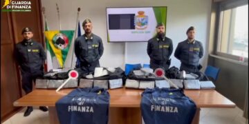 Finanzieri arrestano due portuali sorpresi a esfiltrare sostanza