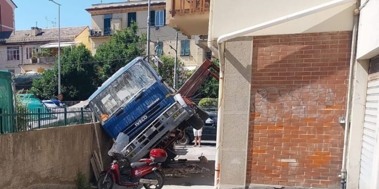 Trasferiti in codice rosso all'ospedale San Martino di Genova