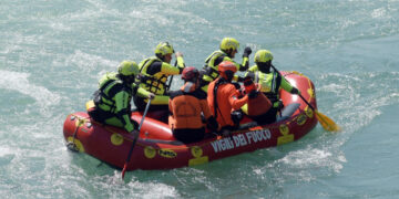 I Vigili del fuoco al lavoro con sommozzatori e droni