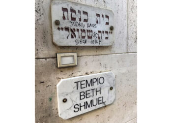 Le scritte antisemite su targa sinagoga di piazza Bologna
