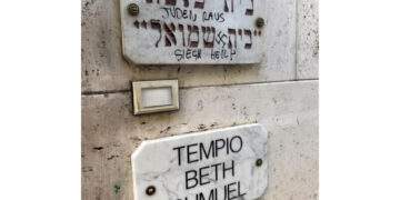 Le scritte antisemite su targa sinagoga di piazza Bologna