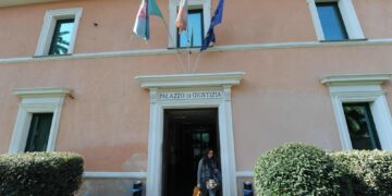 Due in flagranza mentre indagato riceve 'mazzetta' da 5mila euro