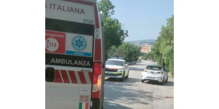Ad Ancona ferito un 14enne. Impatto violento con un'automobile