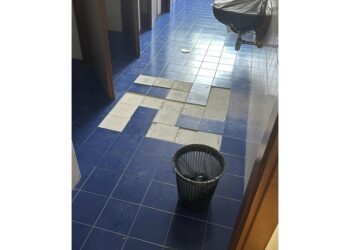 Rimosse piastrelle da alcuni studenti per fare il simbolo