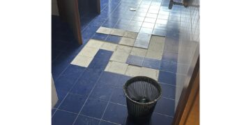Rimosse piastrelle da alcuni studenti per fare il simbolo