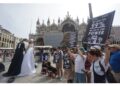 Alcuni attivisti inscenano un matrimonio davanti alla Basilica