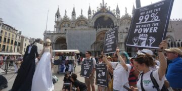 Alcuni attivisti inscenano un matrimonio davanti alla Basilica