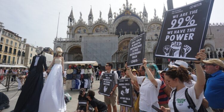 Alcuni attivisti inscenano un matrimonio davanti alla Basilica