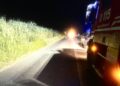Spingeva la sua moto senza benzina sul ciglio della strada