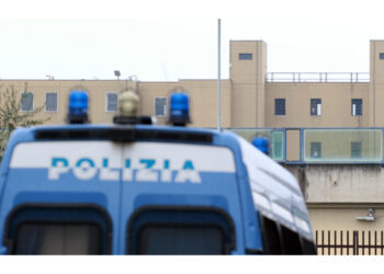 Non impedirono che altro detenuto assalisse Vasile Frumuzache
