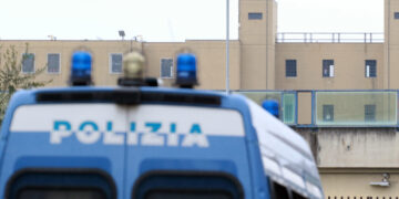 Non impedirono che altro detenuto assalisse Vasile Frumuzache