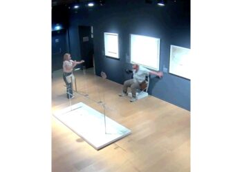 Uomo si siede e spezza l'opera esposta a Palazzo Maffei