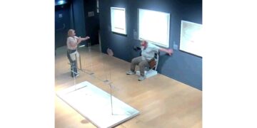 Uomo si siede e spezza l'opera esposta a Palazzo Maffei