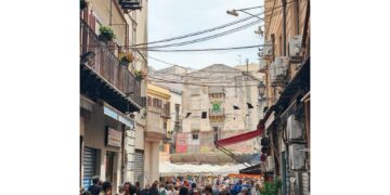 Indagini dopo la denuncia di 4 portoghesi e una ragazza italiana