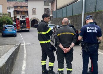 E' accaduto nel Bergamasco. A dare l'allarme il figlio 20enne