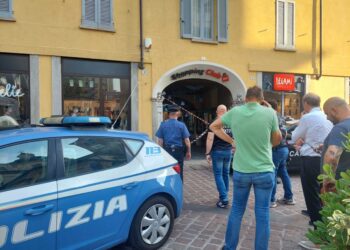 È accaduto nel centro di Busto Arsizio. Indaga la polizia