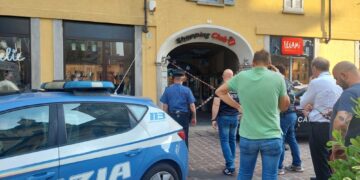 È accaduto nel centro di Busto Arsizio. Indaga la polizia