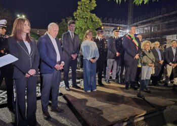 Una panchina rossa anti-violenza. "Tutte le donne sono Gentiana"