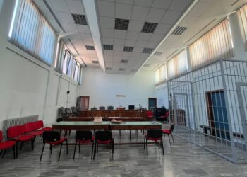 Strangolata con fili elettrici nella cantina