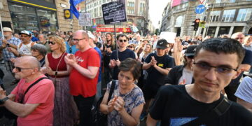 Minacciano di chiudere un ponte e bloccare il corteo