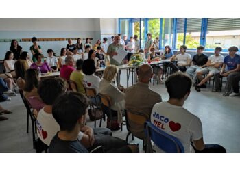 I compagni sfilano ricordando aneddoti di fronte alla sua foto