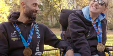 In sedia a rotelle al traguardo della Maratona di New York