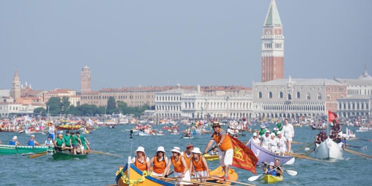 Oltre 7mila vogatori partecipano alla maratona remiera