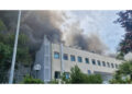 'Prosegue lo spegnimento delle fiamme nell'ala interessata'