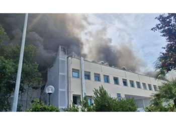 'Prosegue lo spegnimento delle fiamme nell'ala interessata'