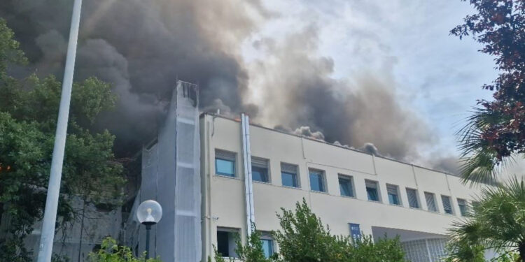 'Prosegue lo spegnimento delle fiamme nell'ala interessata'
