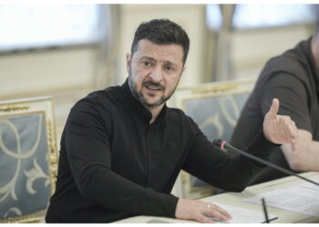 Leader ucraino propone tregua fino a incontro con Putin