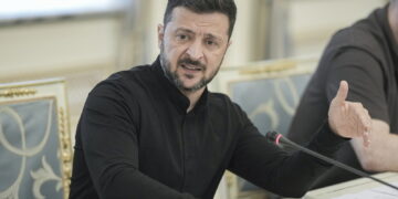 Leader ucraino propone tregua fino a incontro con Putin