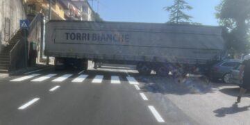 Il camion bloccato sulla Statale Regina (foto Nicola Cima)