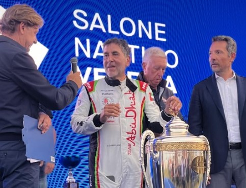 Guido Cappellini premiato al termine del Raid Pavia-Venezia 2025 (foto Federazione Motonautica)