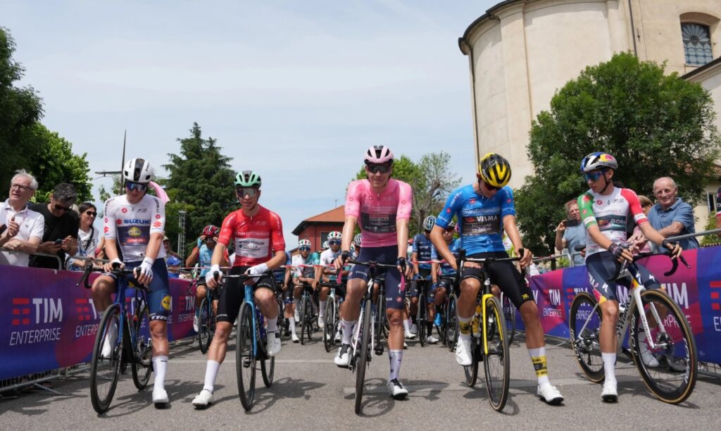 La partenza da Albese con Cassano della terza tappa del Giro Next Gen (immagini La Presse)