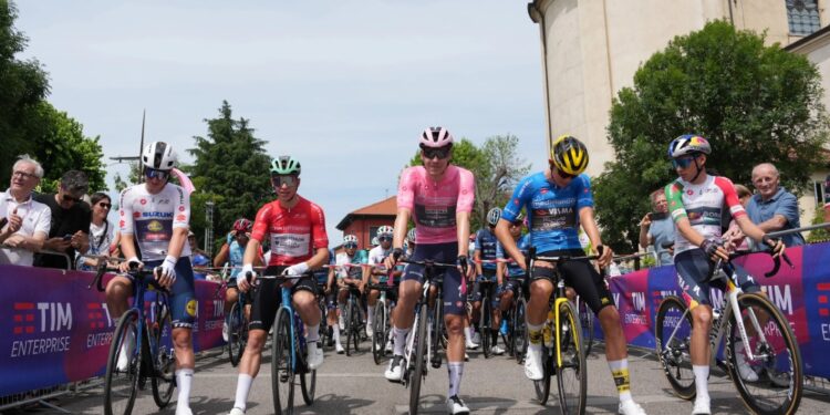 La partenza da Albese con Cassano della terza tappa del Giro Next Gen (immagini La Presse)