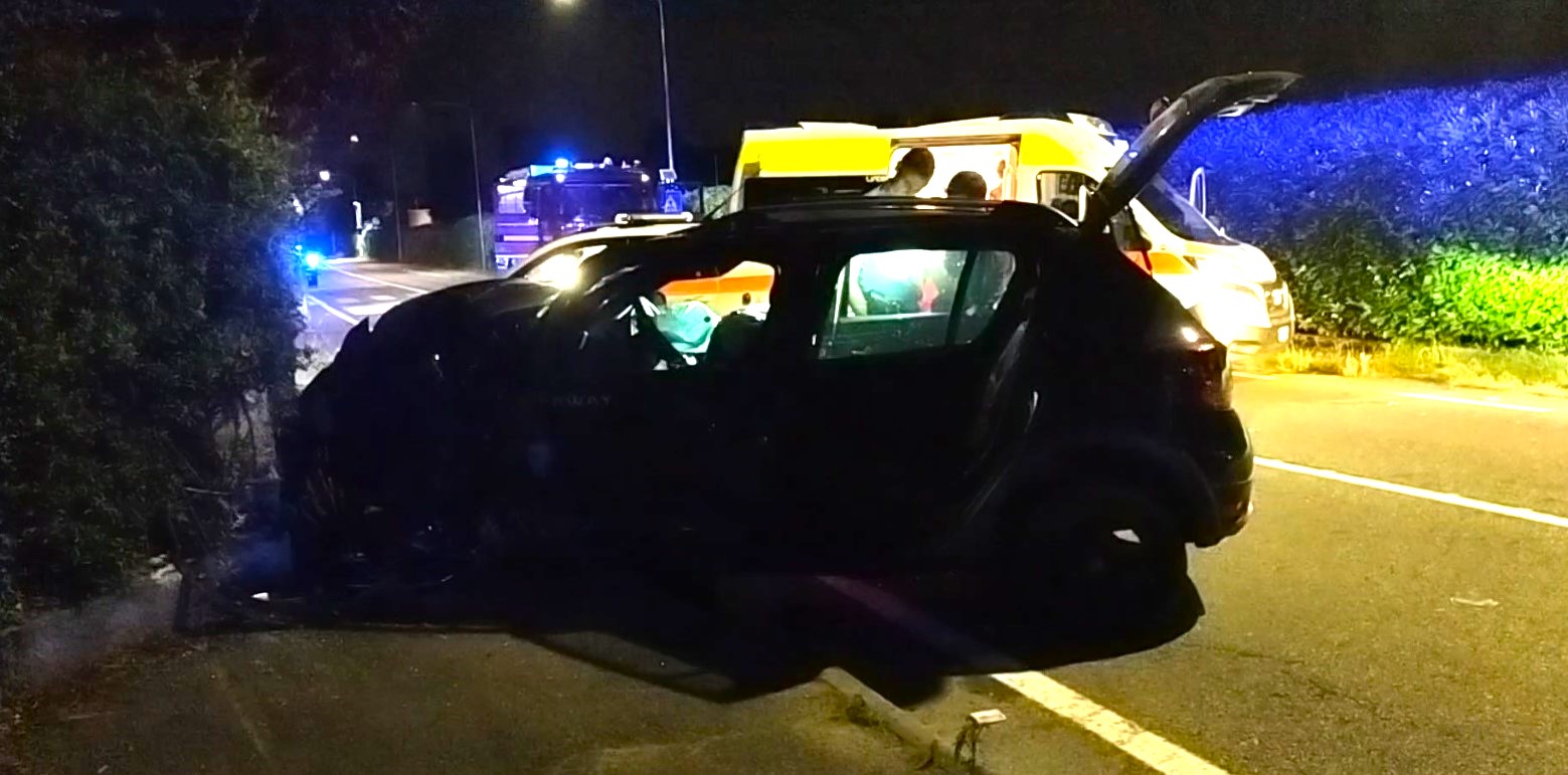 Auto fuori strada nella notte ad Anzano del Parco, cinque giovani feriti