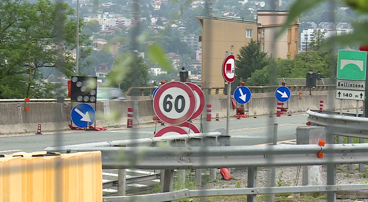 Autostrada A9, lavori senza fine. Carreggiata di nuovo ristretta tra Como e la dogana