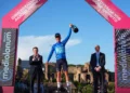 Lorenzo Fortunato con la maglia azzurra sul podio finale di Roma del Giro 2025