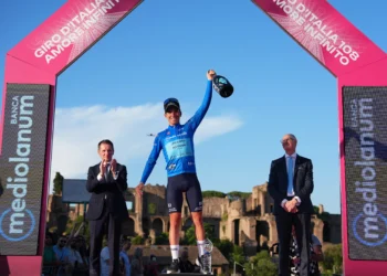 Lorenzo Fortunato con la maglia azzurra sul podio finale di Roma del Giro 2025