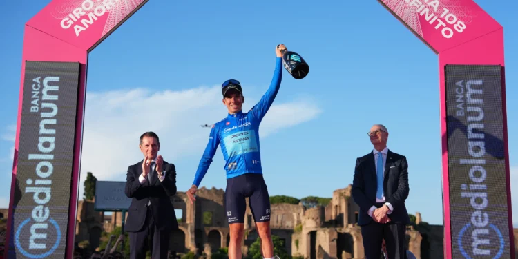 Lorenzo Fortunato con la maglia azzurra sul podio finale di Roma del Giro 2025