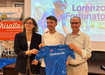 Lorenzo Fortunato dona la maglia azzurra del Giro 2025