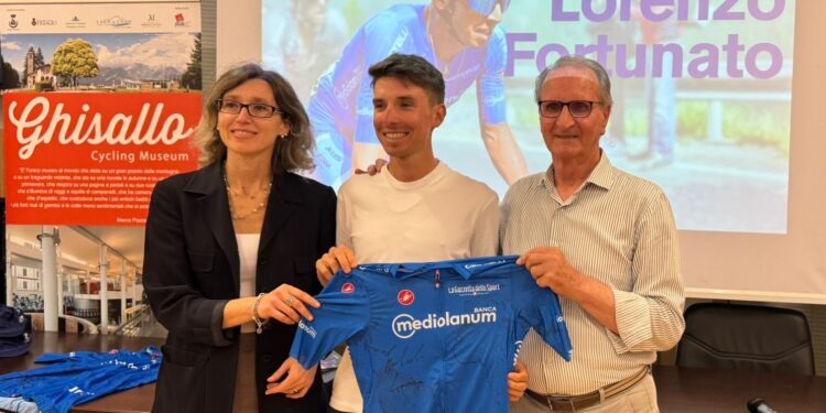 Lorenzo Fortunato dona la maglia azzurra del Giro 2025