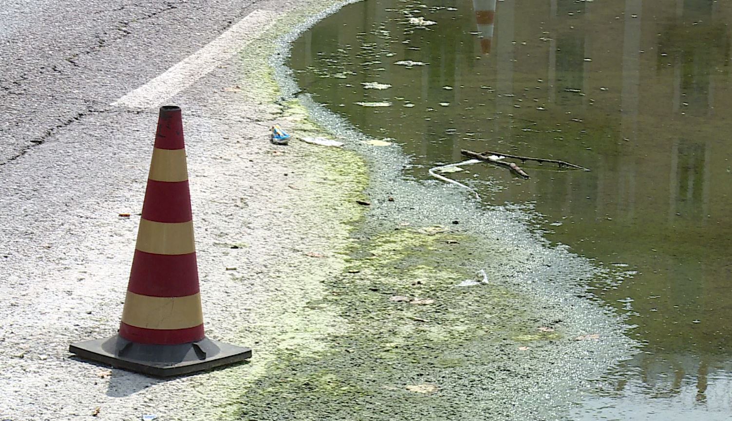 Lungolago, sulla prima corsia resta la pozza di acqua stagnante