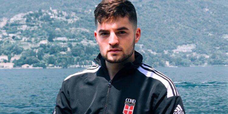 Martin Baturina nella foto ufficiale pubblicata dal Como 1907